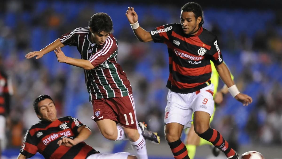 Dênis Marques disputa bola com Conca durante jogo entre Flamengo e Fluminense, em 2009
