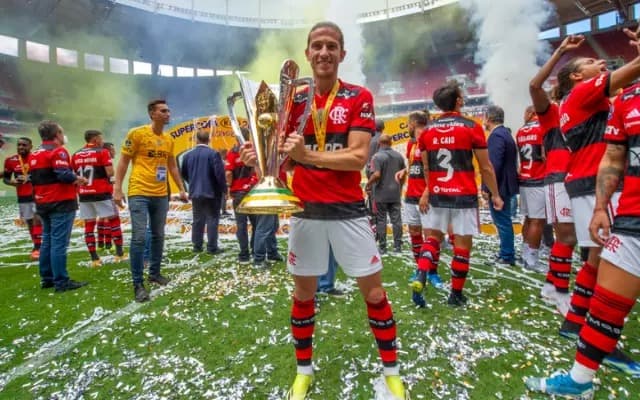Filipe Luís posando com a taça da Supercopa do Brasil de 2021