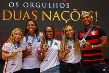 Flavia Saraiva, Rafaela Silva, Rebeca Andrade, Lorrane Oliveira e Isaquias Queiroz com medalhas de Paris