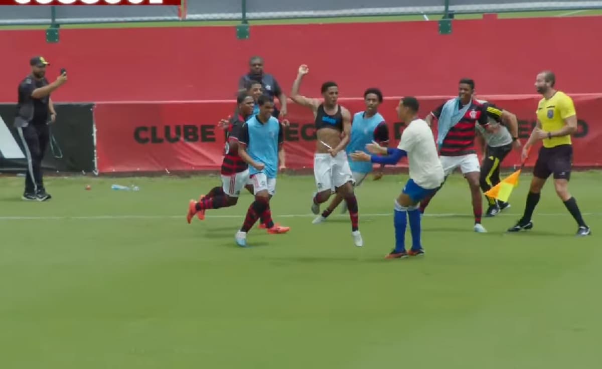 Jogadores do Flamengo Sub-16 comemoram após gol que definiu a classificação sobre o Santos Laguna