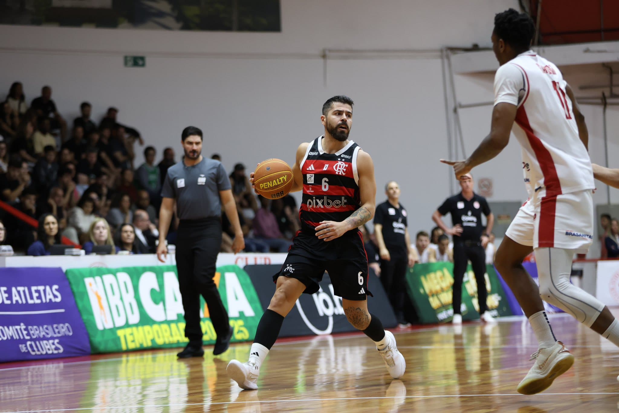 Franco Balbi leva a bola para o ataque em Flamengo x Paulistano, pelo NBB