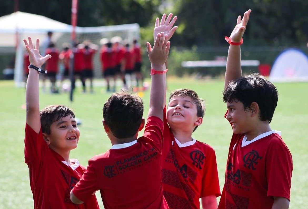 Crianças comemoram gol na 1ª da Flamengo Soccer Camp, em Orlando