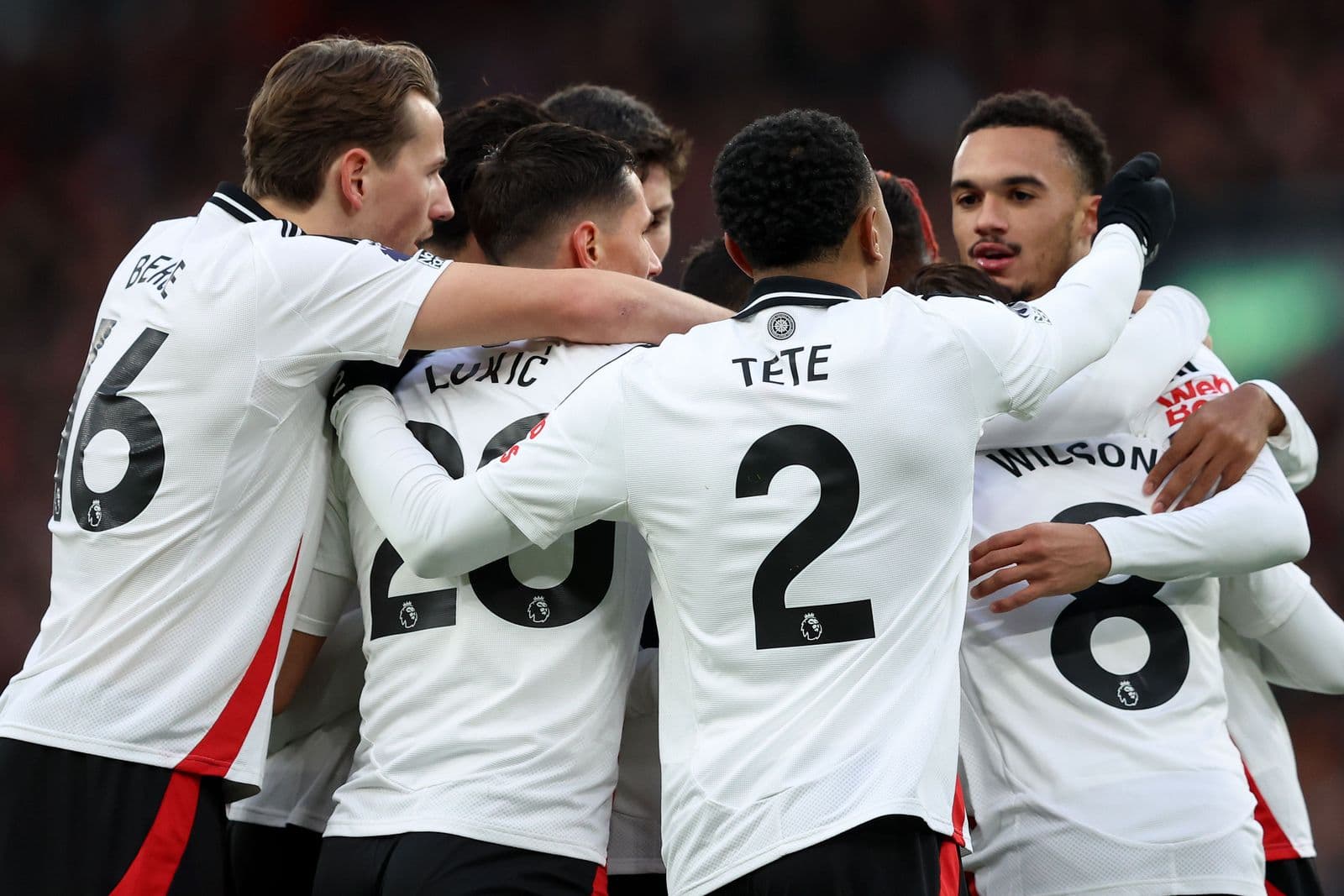 Jogadores do Fulham se abraçam e comemoram gol sobre o Liverpool em Anfield
