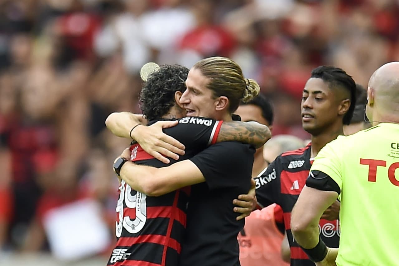 Gabigol e Filipe Luís se abraçando