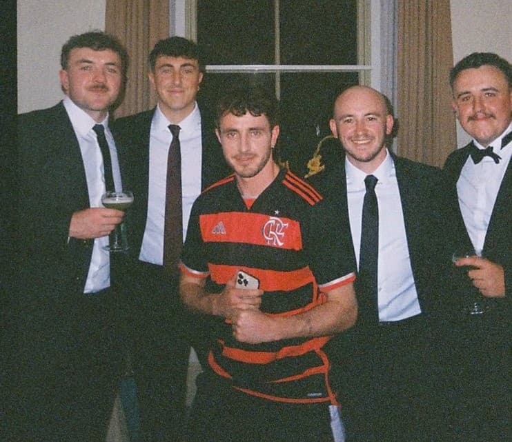 Paul Mescal com a camisa do Flamengo.