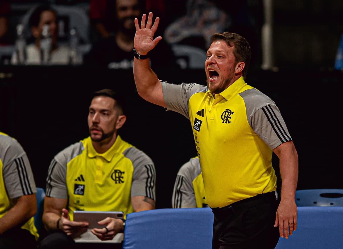 Gustavinho de Conti gesticula e instrui atletas em jogo do Flamengo no NBB