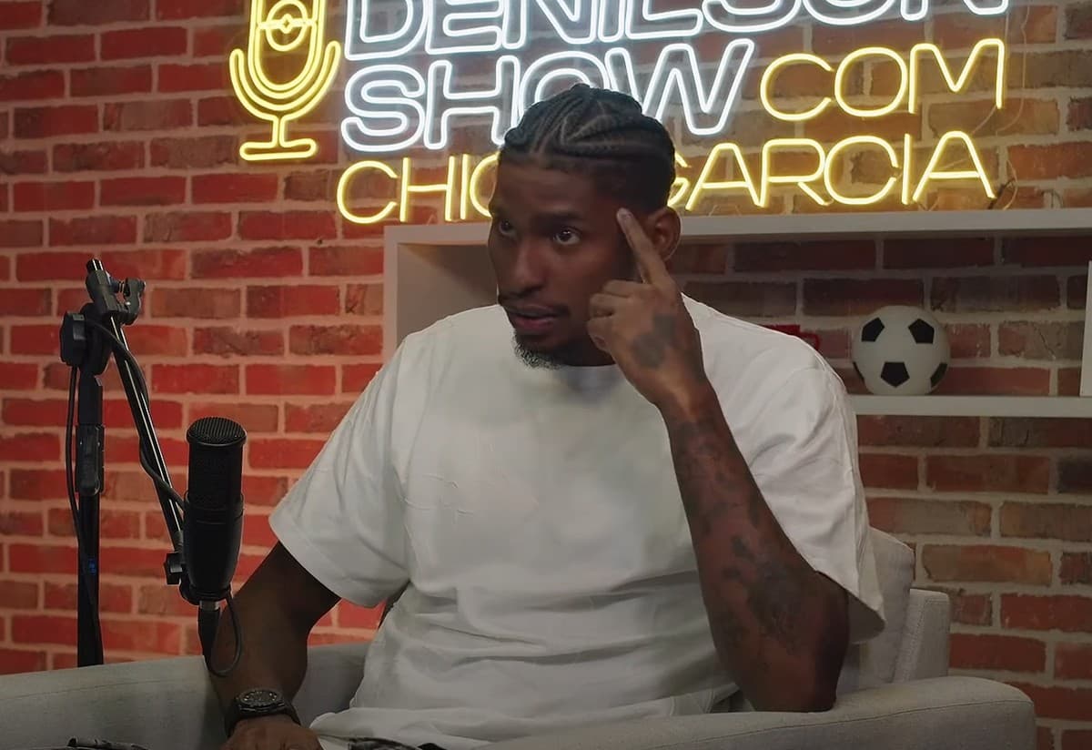 Hugo Souza aponta para própria cabeça em entrevista ao podcast do Denilson Show