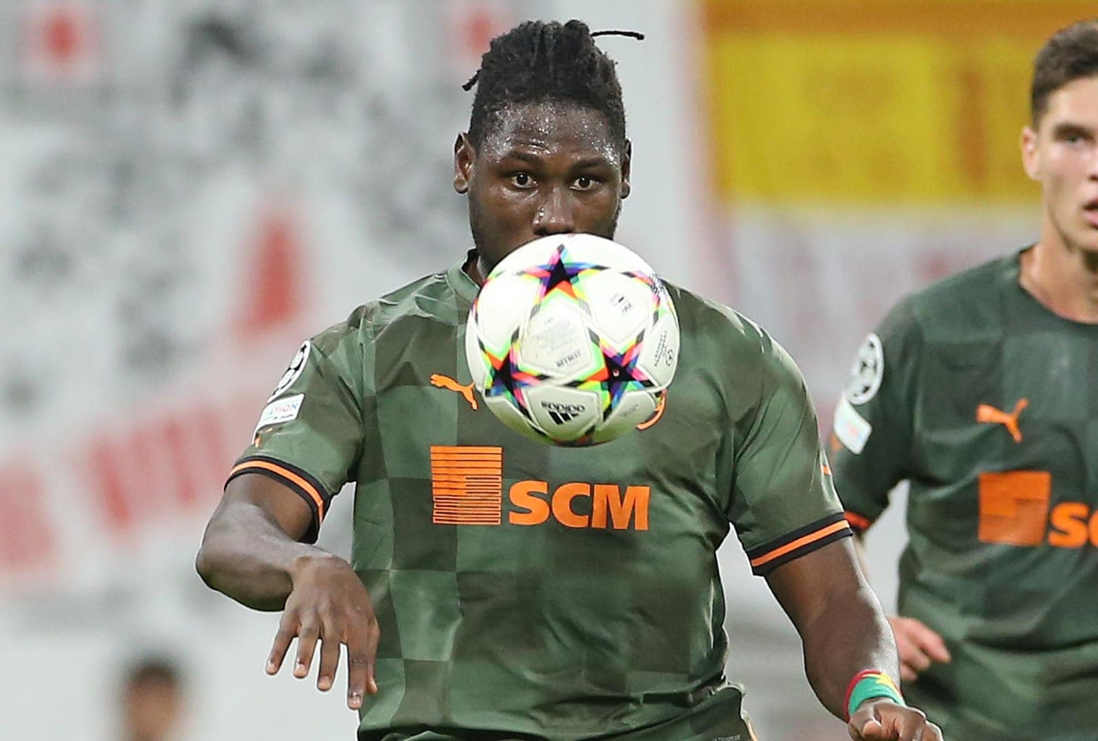 Lassina Traoré com a bola no Shakhtar