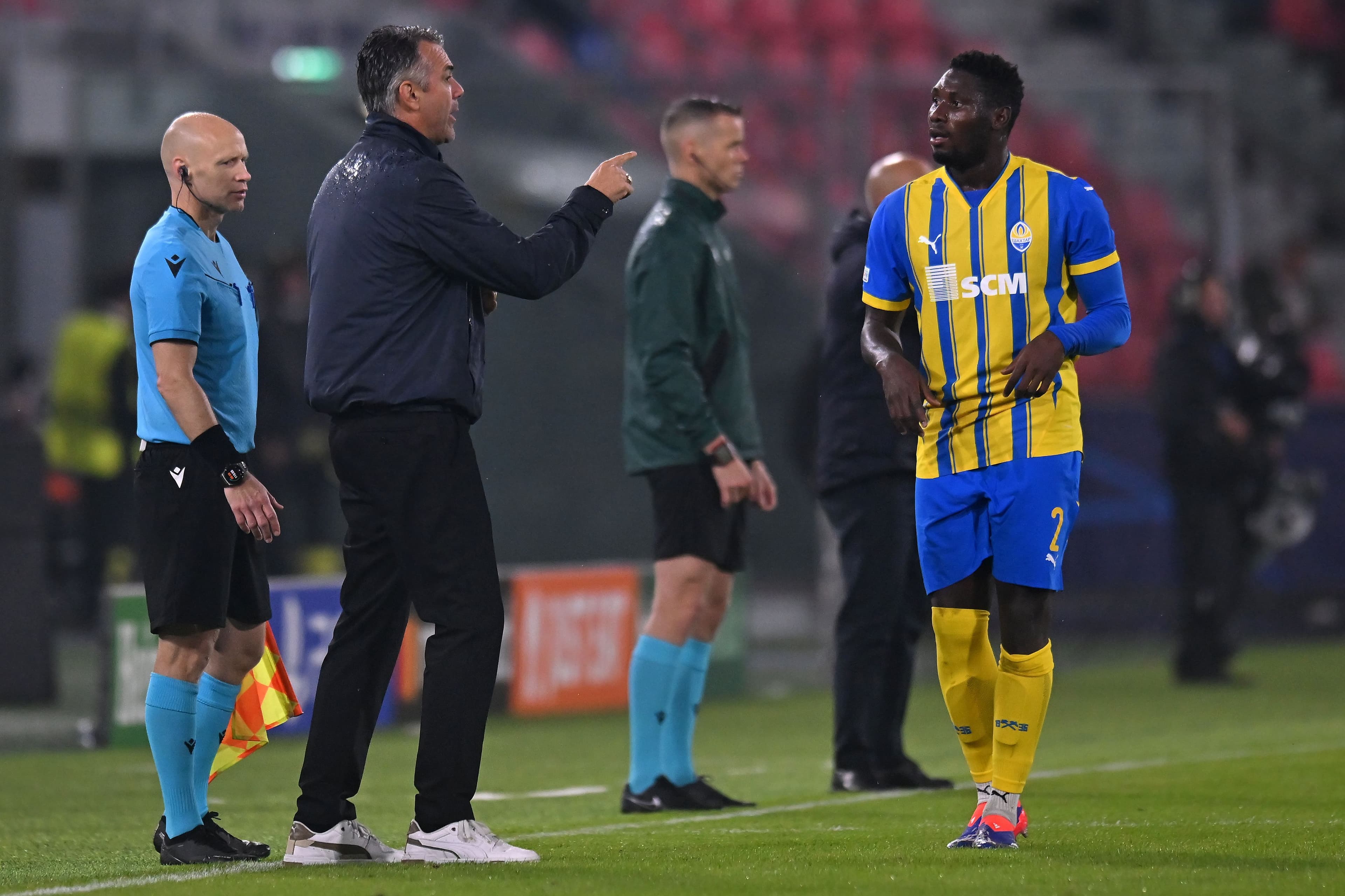 Lassina Traoré caminha em campo durante partida do Shakhtar Donetsk