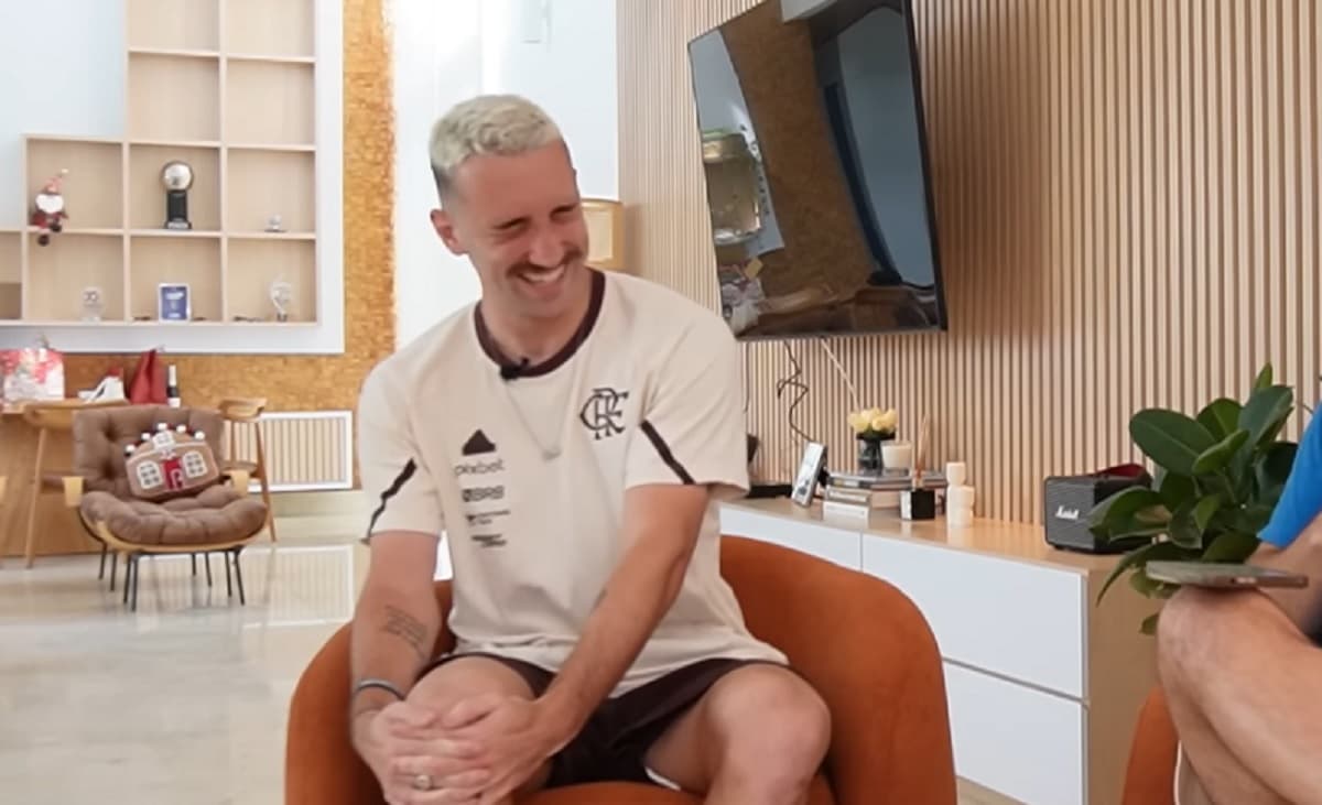 Léo Ortiz ri ao comentar beleza de jogadores do Flamengo