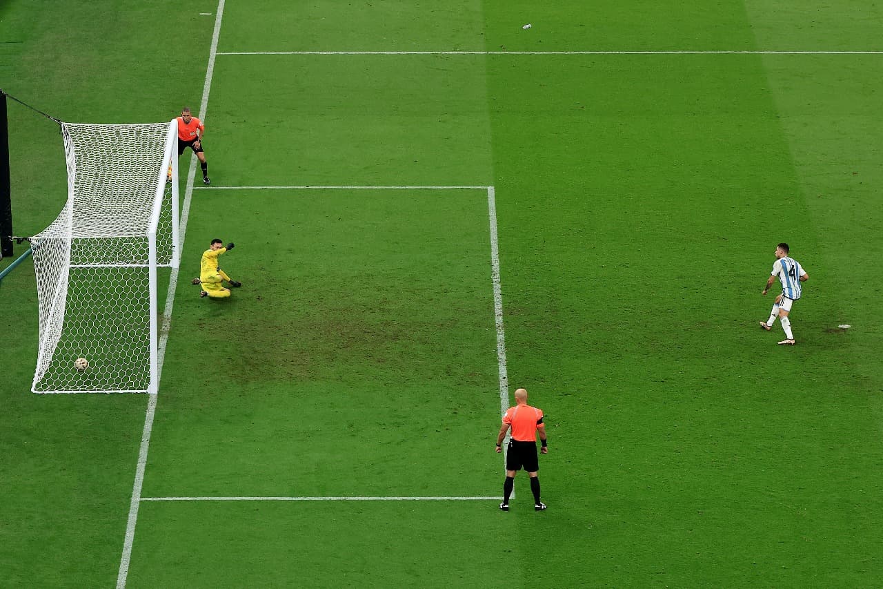 LUSAIL CITY, QATAR - 18 DE DEZEMBRO: Gonzalo Montiel, da Argentina, marca o quarto e vencedor pênalti da equipe contra Hugo Lloris, da França, na disputa por pênaltis durante a final da Copa do Mundo da FIFA Qatar 2022 entre Argentina e França no Estádio