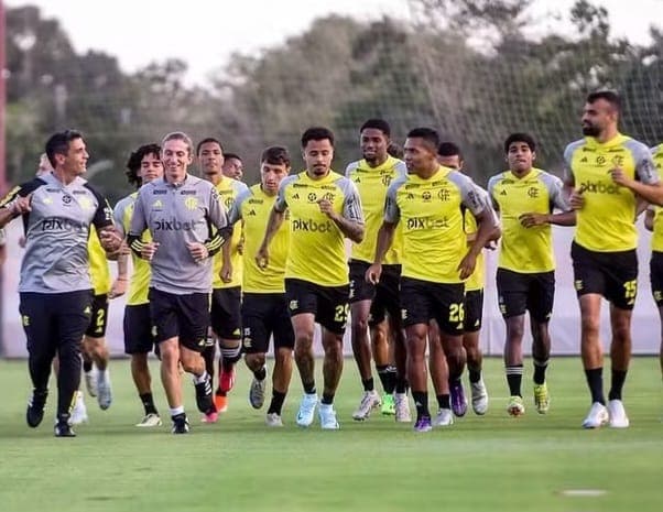 Jogadores do Flamengo e Filipe Luís no Ninho do Urubu