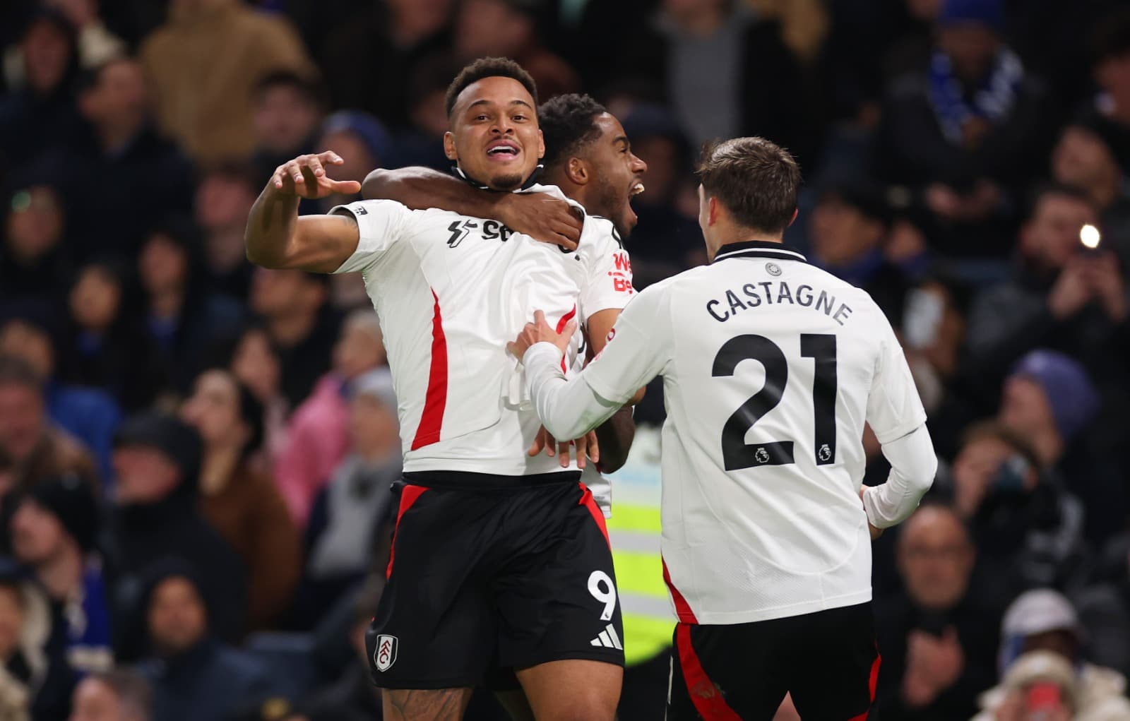 Rodrigo Muniz comemora gol da vitória do Fulham sobre o Chelsea, em Stanford Bridge