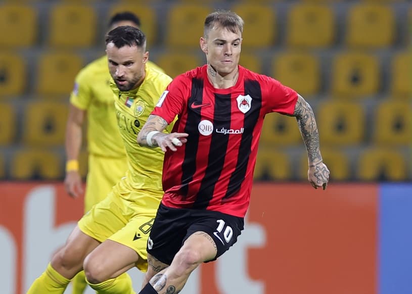 Roger Guedes conduz bola durante jogo do Al Rayyan