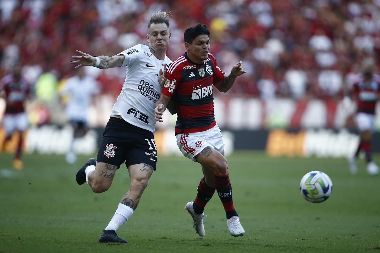 RIO DE JANEIRO, BRASIL - 21 DE MAIO: Roger Guedes do Corinthians compete pela bola com Ayrton Lucas do Flamengo durante uma partida entre Flamengo e Corinthians no Brasileirão 2023 no Estádio do Maracanã em 21 de maio de 2023 no Rio de Janeiro, Brasil.