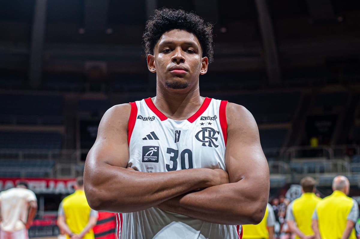 Ruan Miranda cruza os braços em registro pelo Flamengo