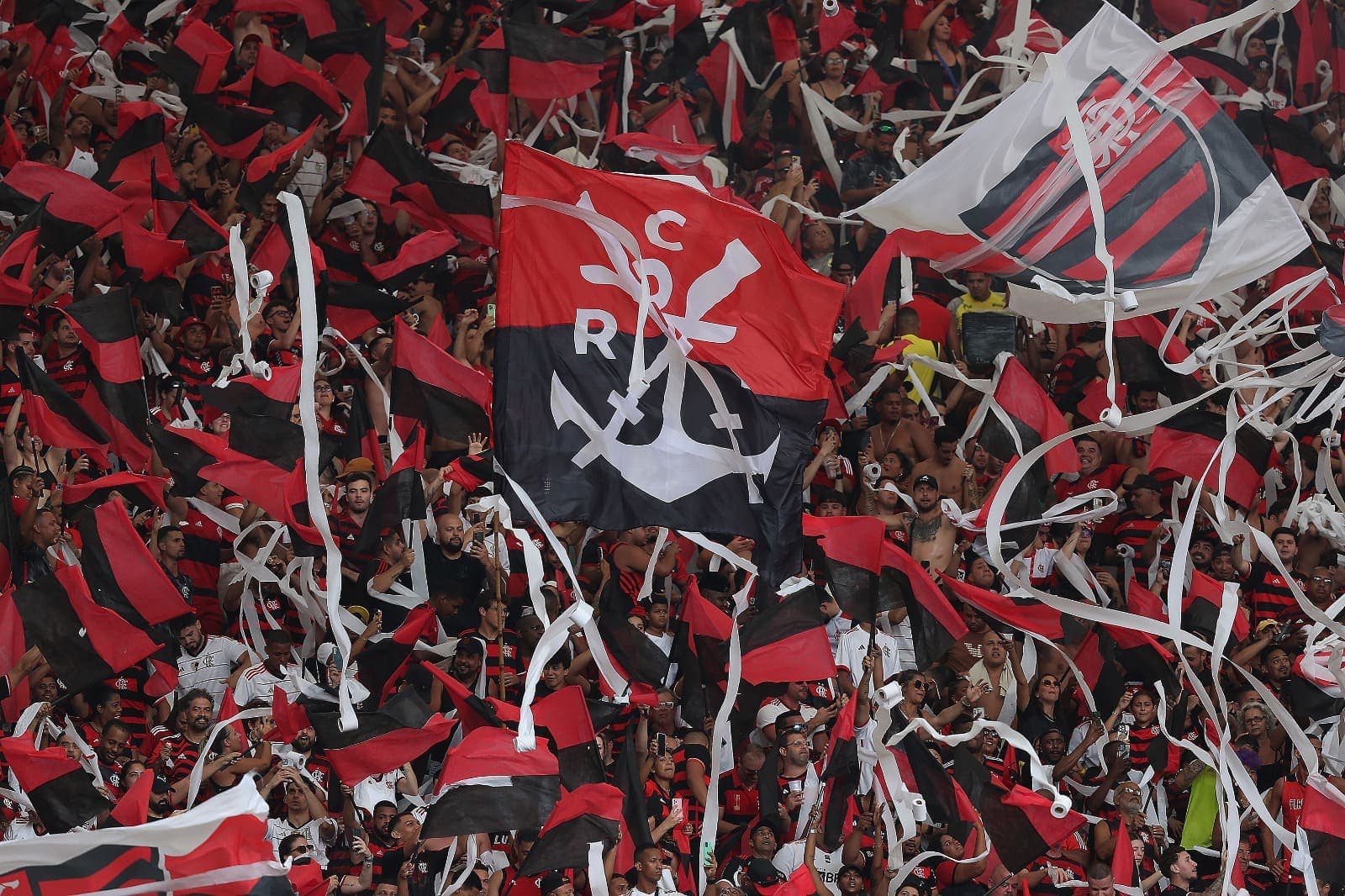 Torcedores do Flamengo com bandeiras e arremessando papel higiênico no Maracanã