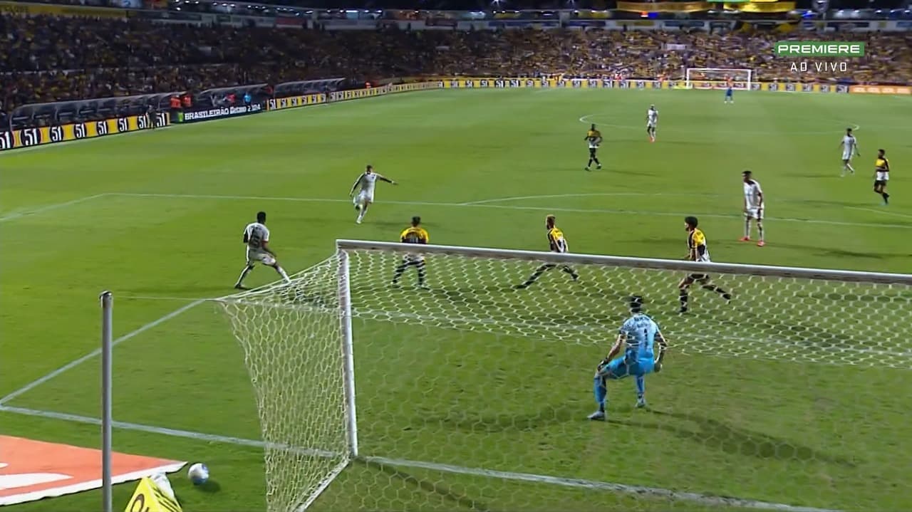 Varela chutando para fazer gol do Flamengo contra o Criciúma.