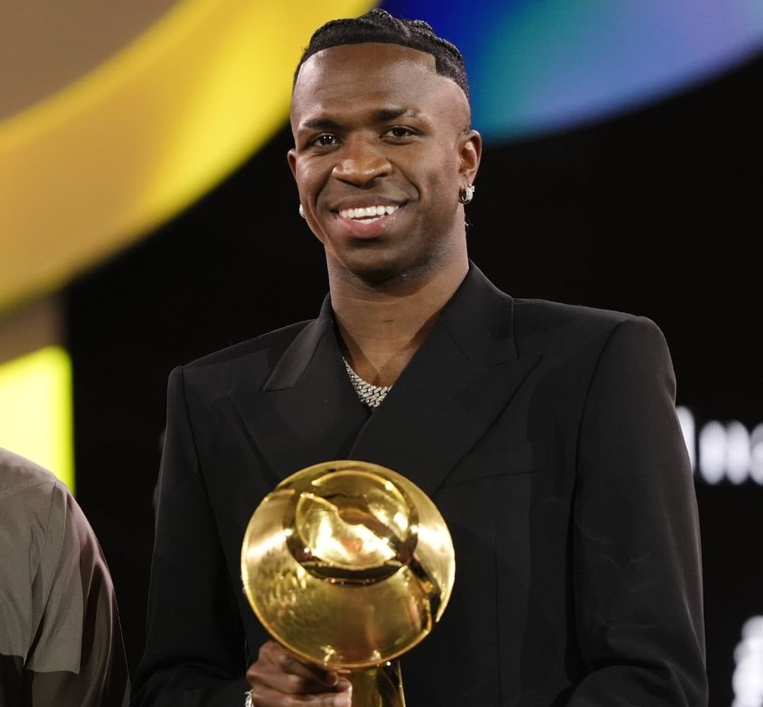 Vini Jr sorri com o troféu de melhor do mundo Globe Soccer Awards