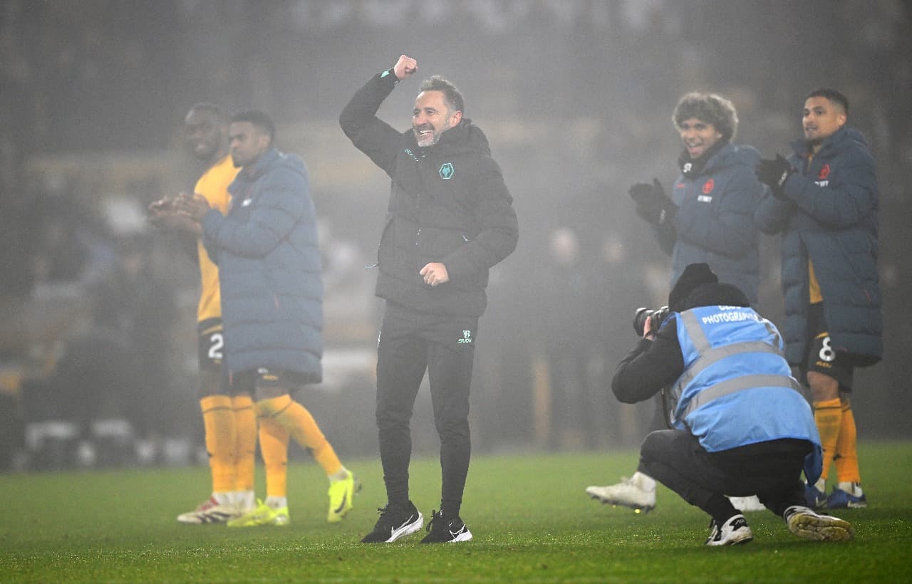 WOLVERHAMPTON, INGLATERRA - 26 DE DEZEMBRO: Vitor Pereira, técnico do Wolverhampton Wanderers, comemora a vitória após a partida da Premier League entre o Wolverhampton Wanderers FC e o Manchester United FC no Molineux em 26 de dezembro de 2024 em Wolverh