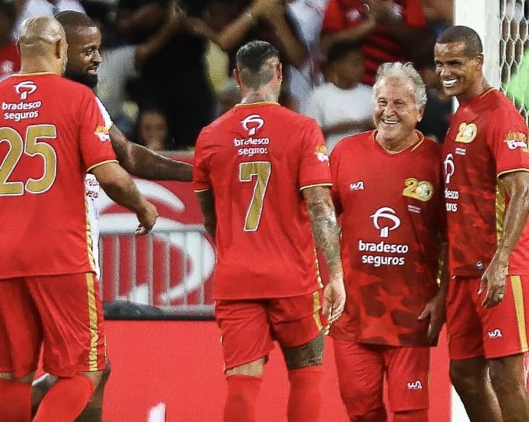 Zico comemora gol no Jogo das Estrelas