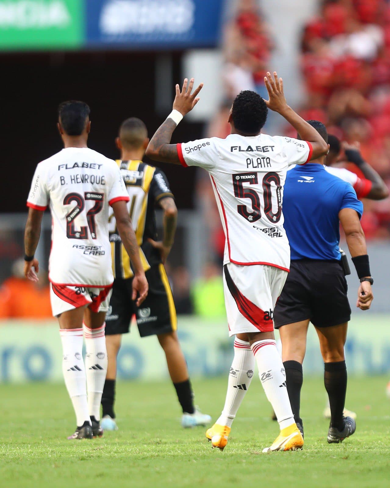 Gonzalo Plata comemora após marcar segundo gol do Flamengo sobre o Volta Redonda, no Campeonato Carioca 2025