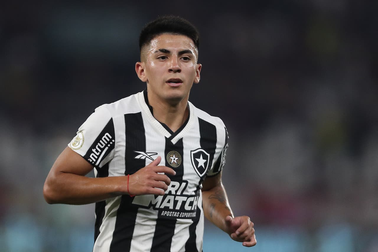 RIO DE JANEIRO, BRASIL - 18 DE AGOSTO: Thiago Almada do Botafogo observa durante a partida entre Botafogo e Flamengo como parte do Brasileirao 2024 no Estádio Olímpico Nilton Santos em 18 de agosto de 2024 no Rio de Janeiro, Brasil.