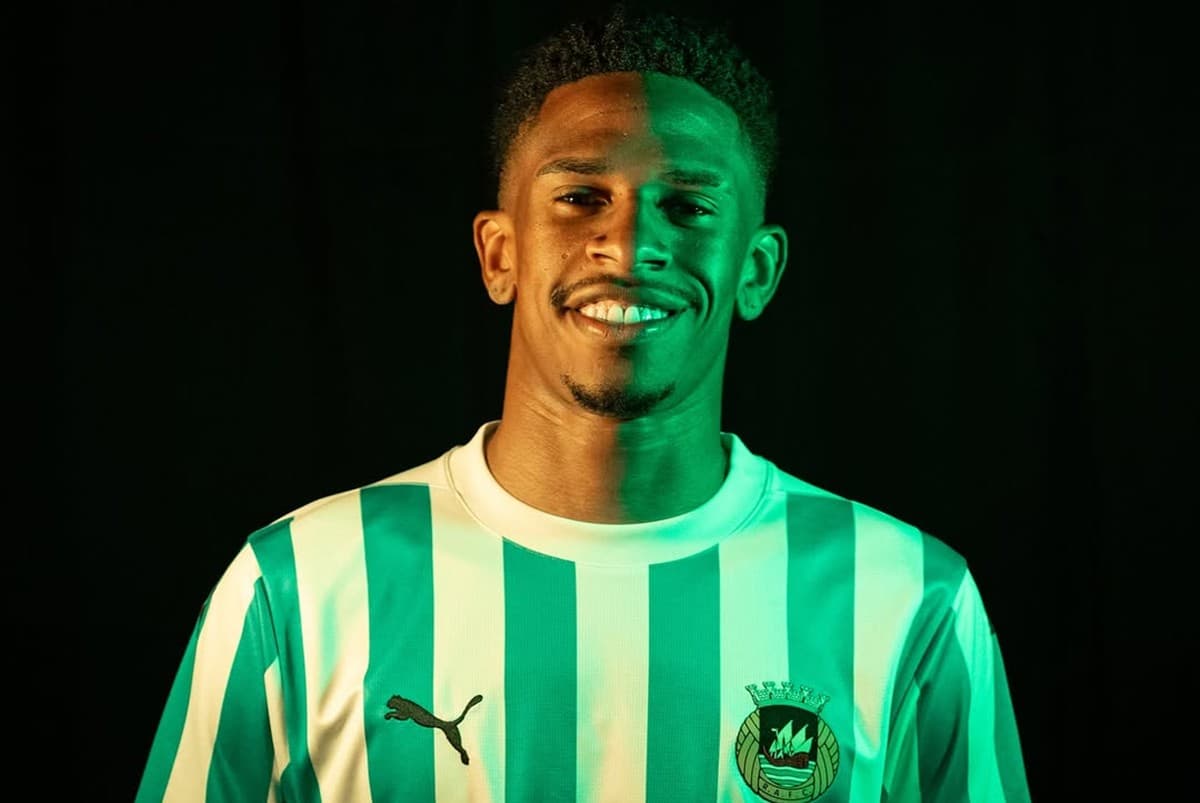 André Luiz, cria do Flamengo, sorridente em foto de apresentação no Rio Ave, de Portugal