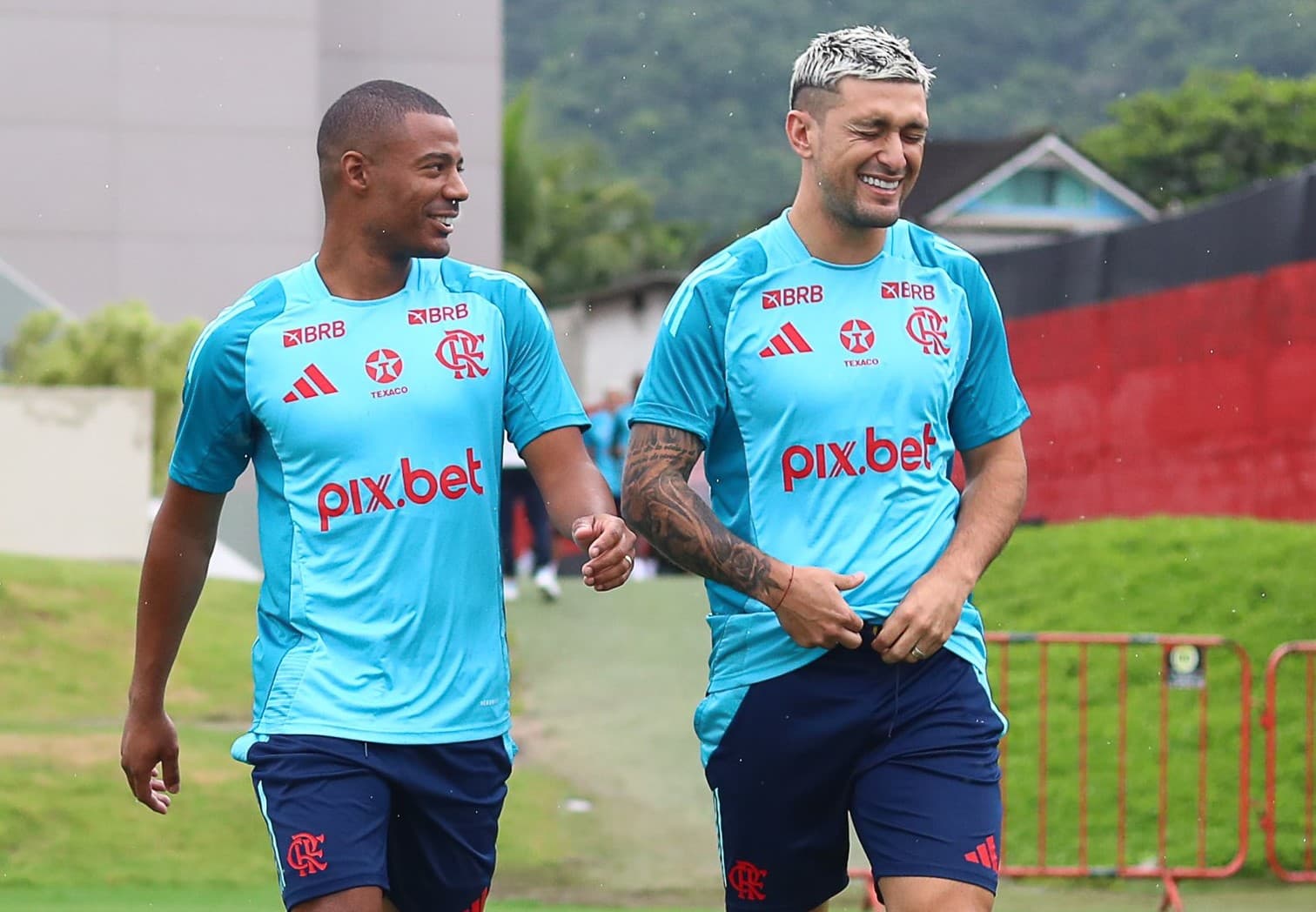 Arracaeta e De la Cruz sorriem no primeiro treino do Flamengo em 2025