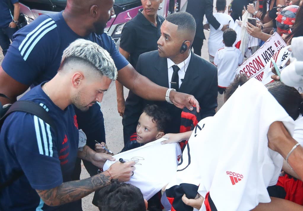 Arrascaeta dando autógrafo