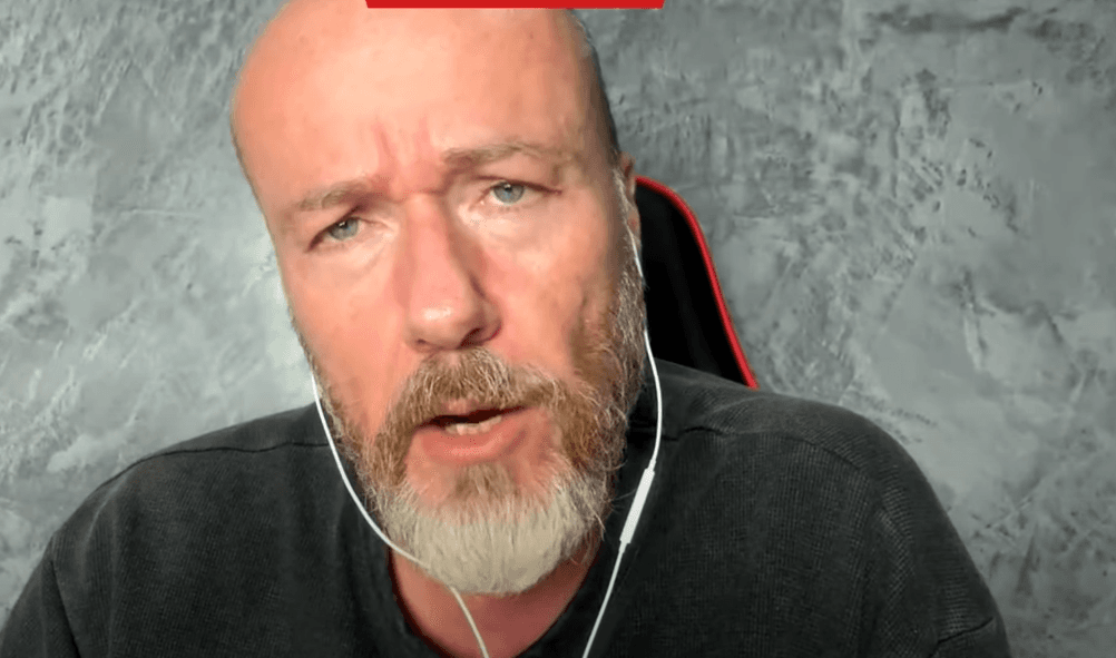 Baldasso durante programa no Youtube