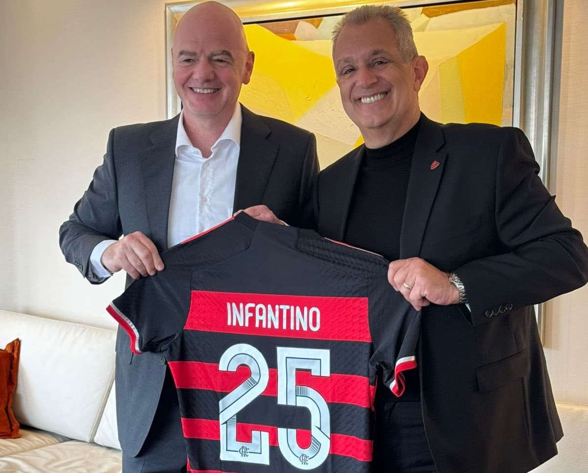 Bap entrega camisa do Flamengo a Infantino