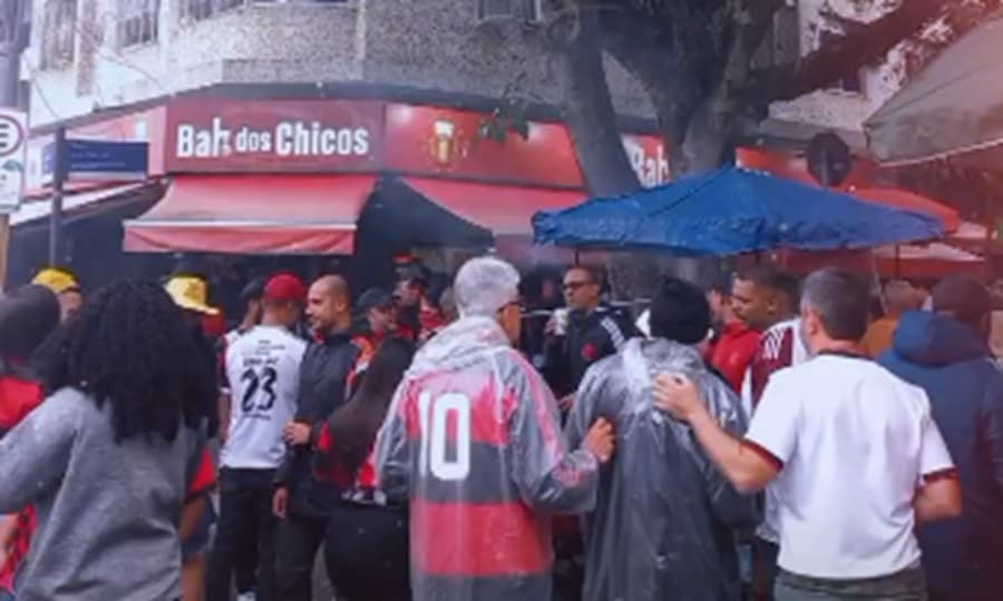 Torcida do Flamengo reunida no Bar do Chicos