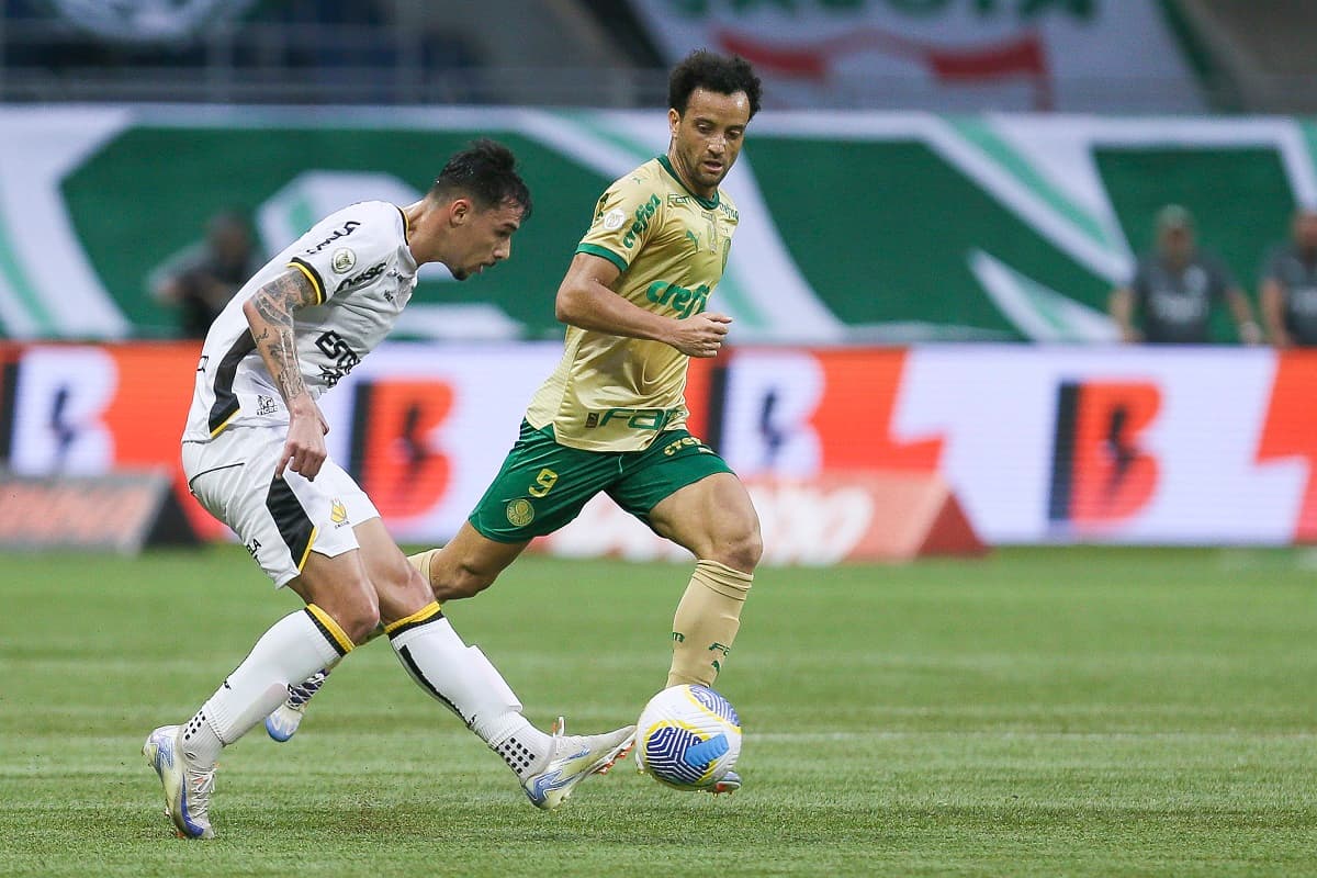 Claudinho, ainda na época de Criciúma, tenta um passe em jogo contra o Palmeiras