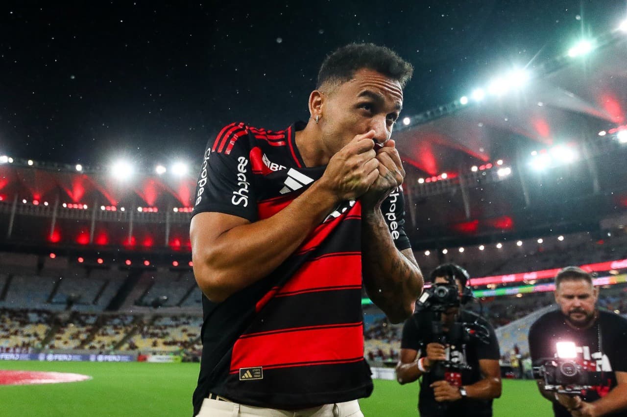 Danilo beijando escudo no Maracanã