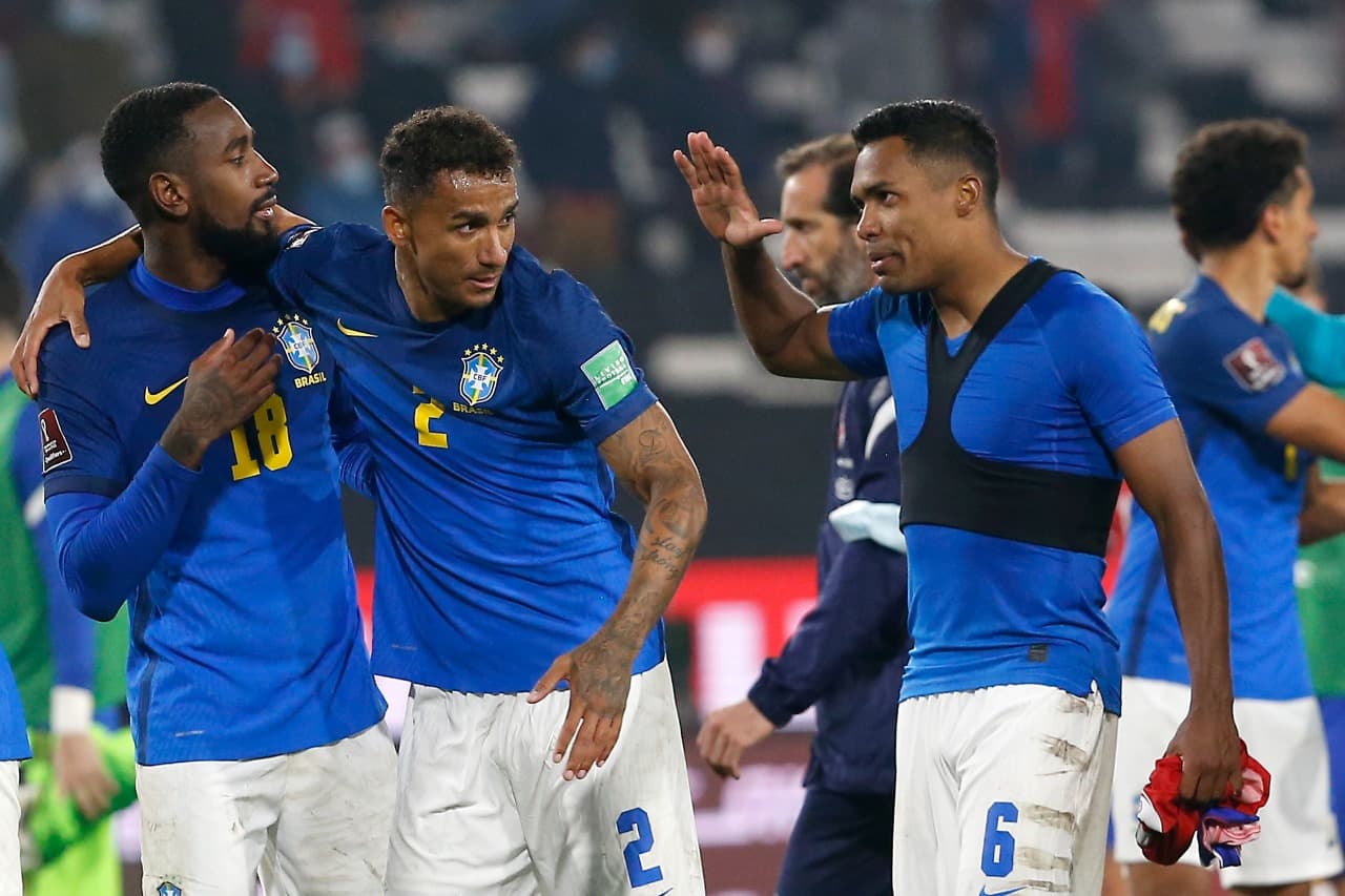 Danilo, Alex Sandro e Gerson em jogo da Seleção Brasileira