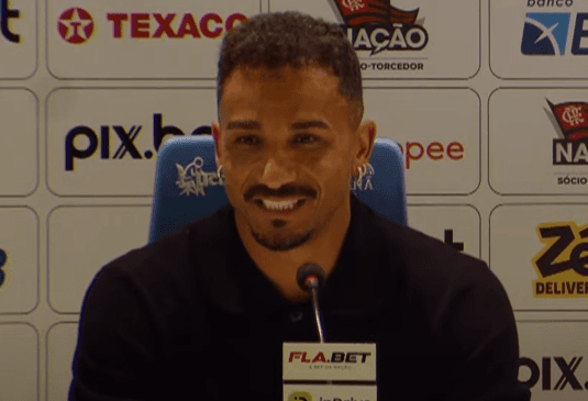 Danilo sorrindo durante apresentação no Flamengo