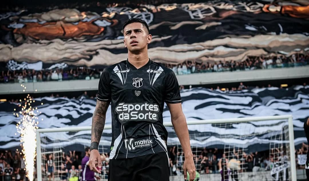 Zagueiro contratado pelo Botafogo David Ricardo, com a camisa do Ceará em pré-jogo