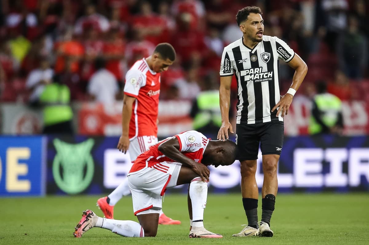 Eduardo, com a camisa do Botafogo, consola Enner Valencia, do Internacional, em jogo entre os dois times