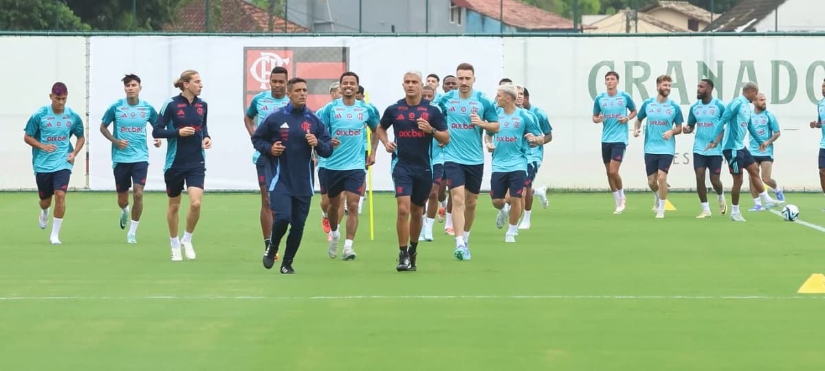 Elenco do Flamengo treina no Ninho do Urubu