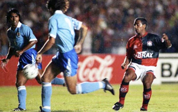 Romário atacante do Flamengo anos 90 entre maiores artilheiros