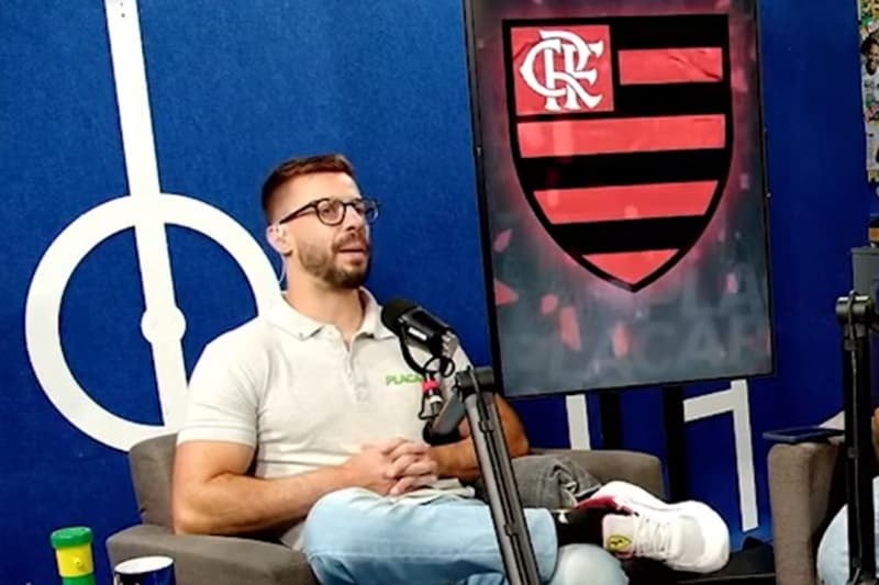 Jornalista Facincani comentando sobre o Flamengo, ao lado direito, o escudo do Rubro Negro