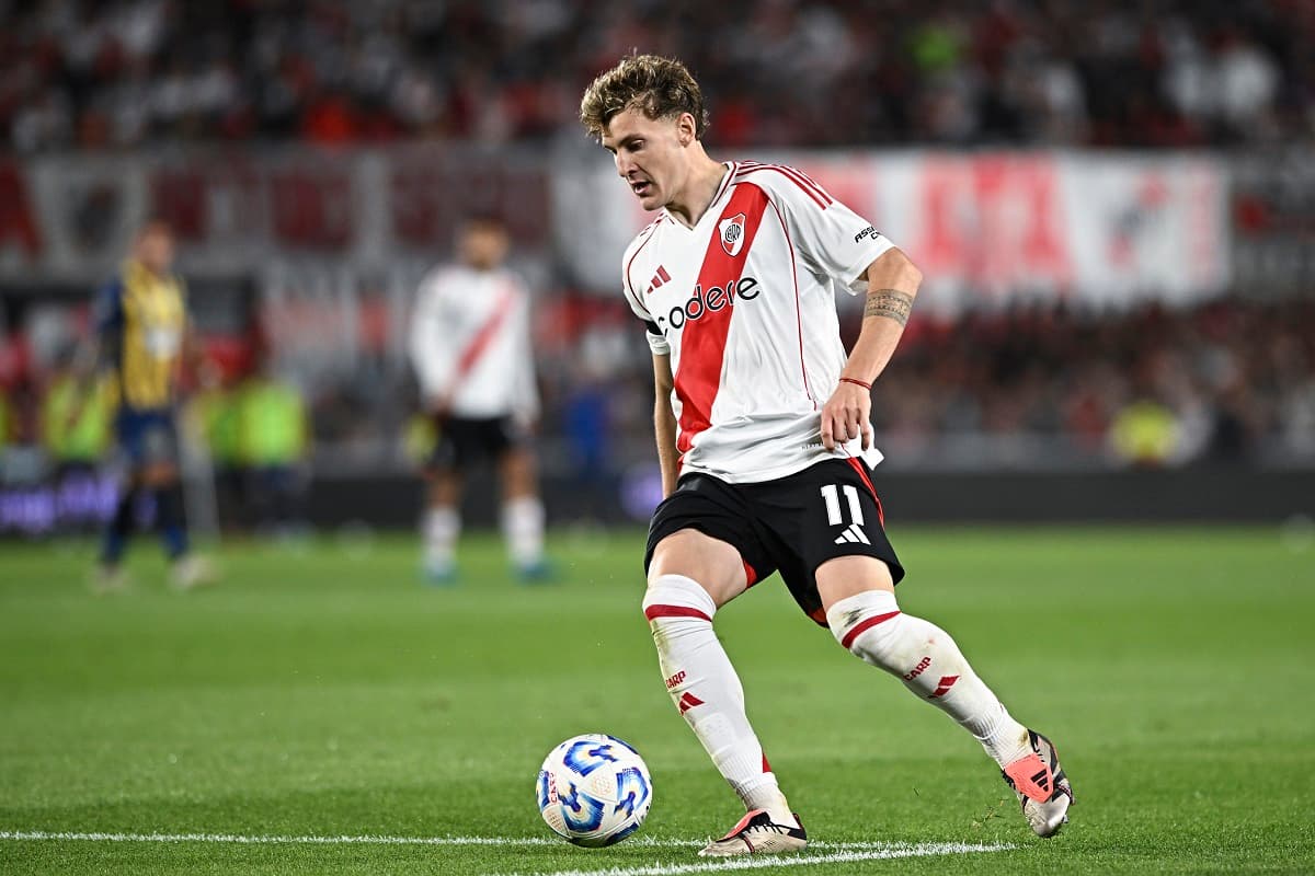Com a camisa do River Plate, Colidio conduz a bola em partida do Campeonato Argentino