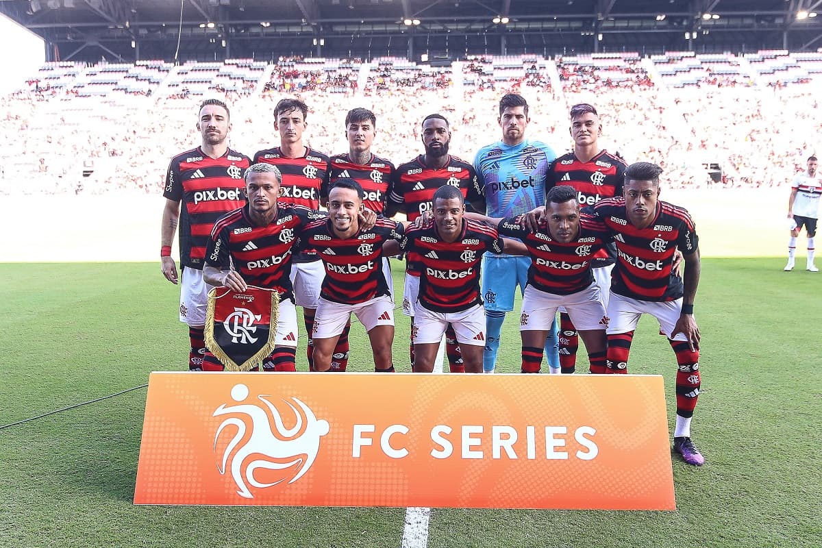 Com o uniforme principal, equipe titular do Flamengo posa para foto antes de jogo contra o São Paulo