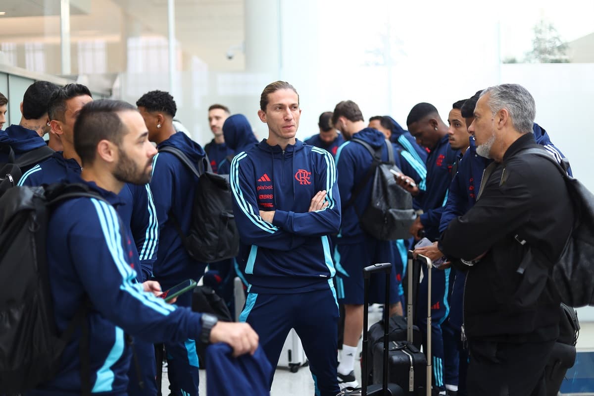 Filipe Luís aparece no aeroporto durante embarque do Flamengo para os EUA