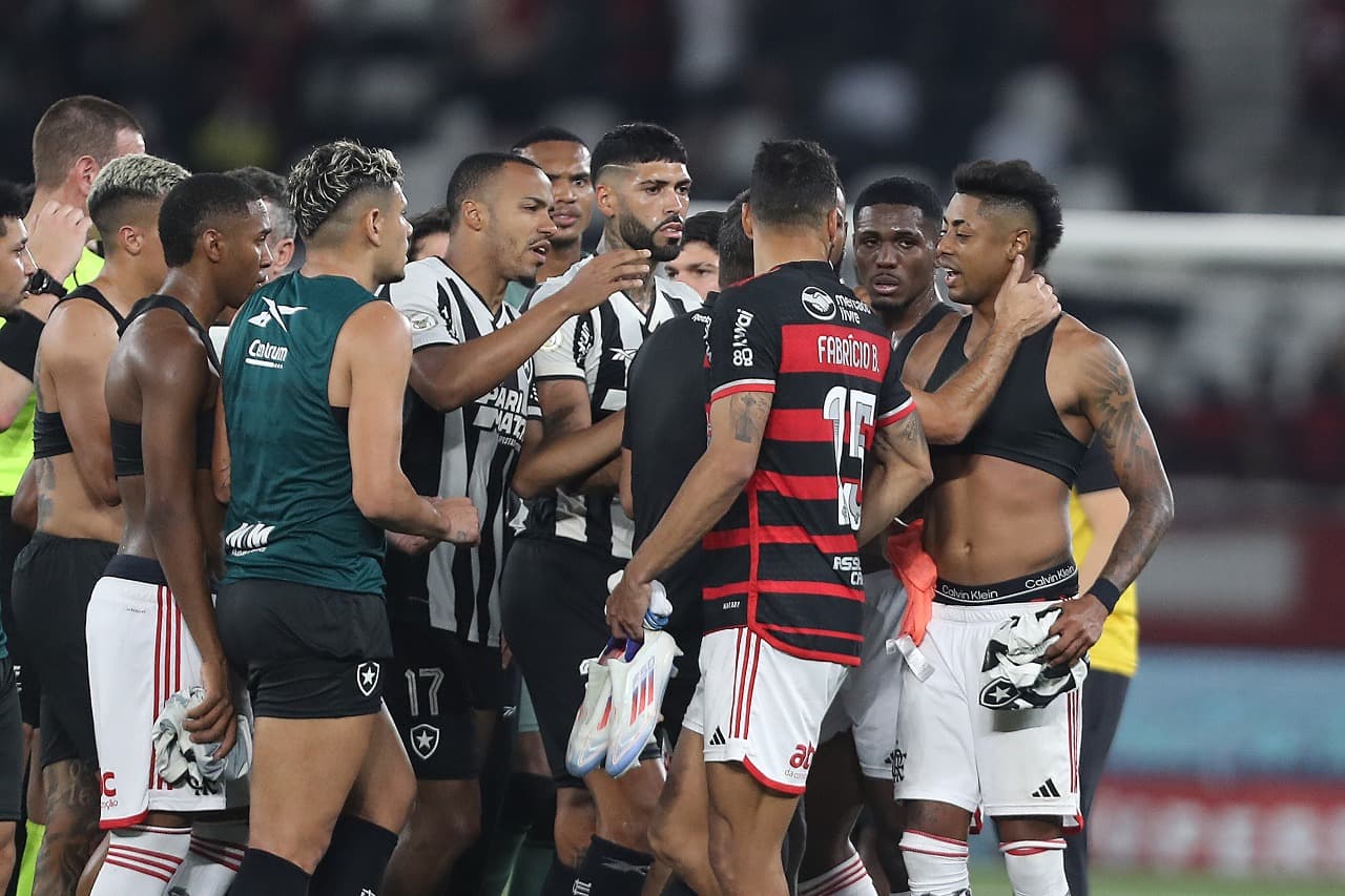 RIO DE JANEIRO, BRASIL - 18 DE AGOSTO: Artur Jorge, técnico do Botafogo, conversa com Bruno Henrique, do Flamengo, no final da partida entre Botafogo e Flamengo pelo Brasileirão 2024, no Estádio Olímpico Nilton Santos, em 18 de agosto de 2024, no Rio de J