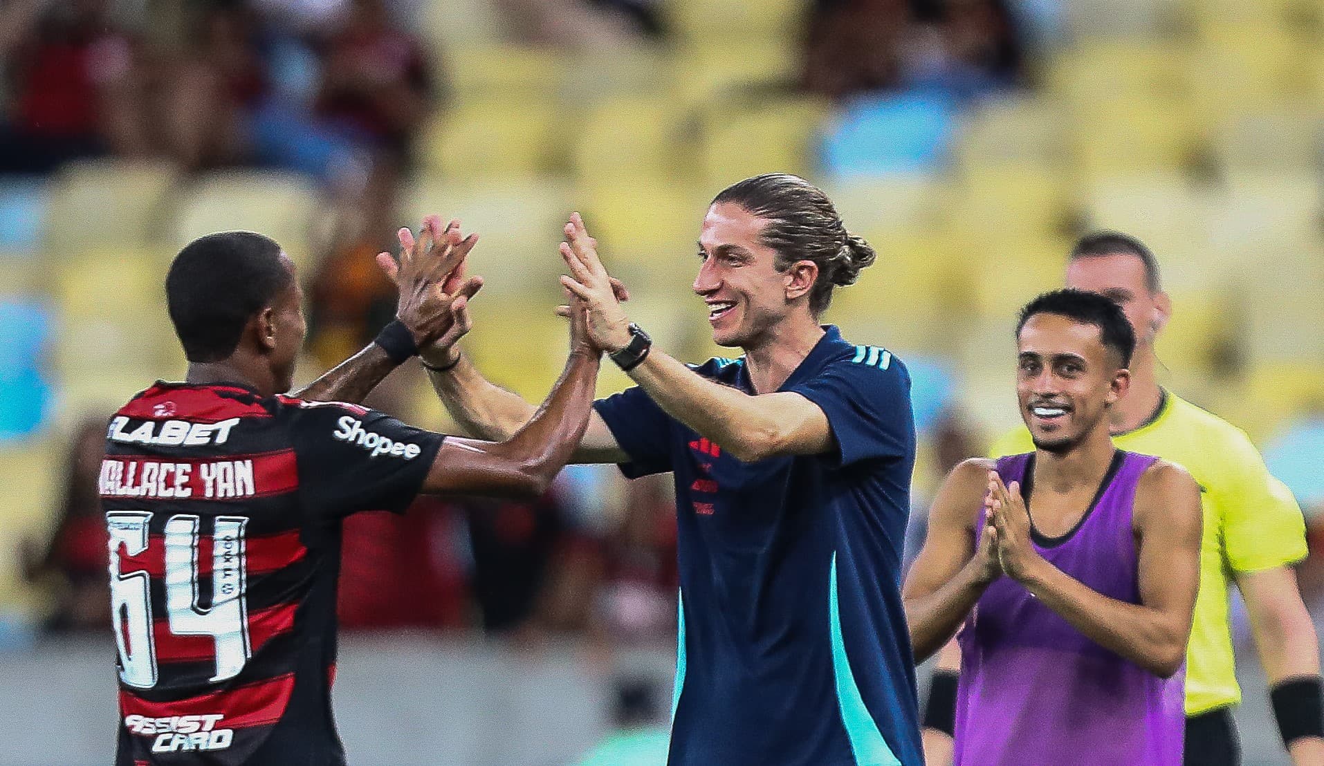 Filipe Luís comemora gol de Wallace Yan em Flamengo 2 x 0 Sampaio Corrêa