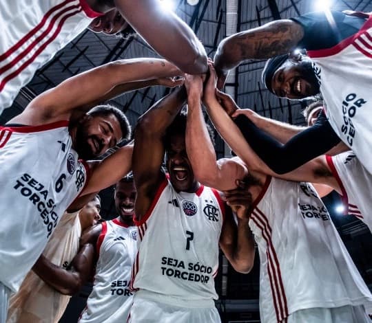 Equipe do Flamengo celebra vitória