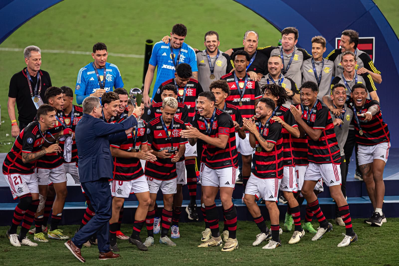 Jogadores do Flamengo com o troféu do Mundial Sub-20