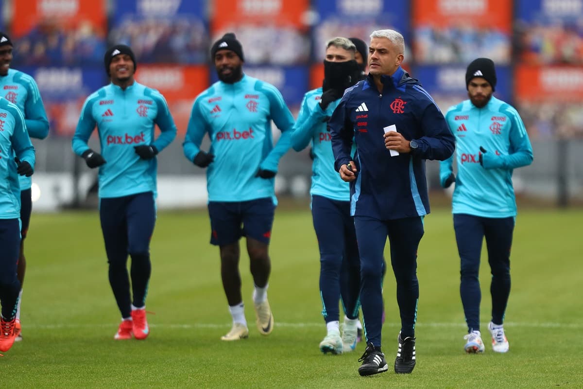 Com o uniforme azul de treino, jogadores do Flamengo realizam atividade de campo na Flórida